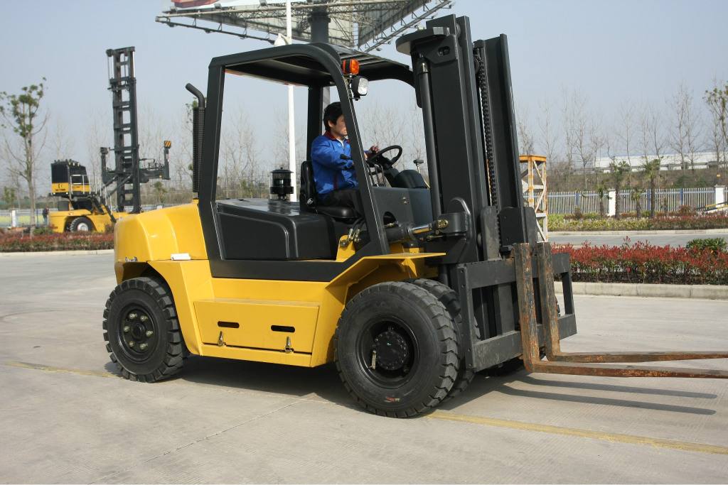 無錫設備搬運過程中叉車作業(yè)事故多發(fā)的原因有哪些？